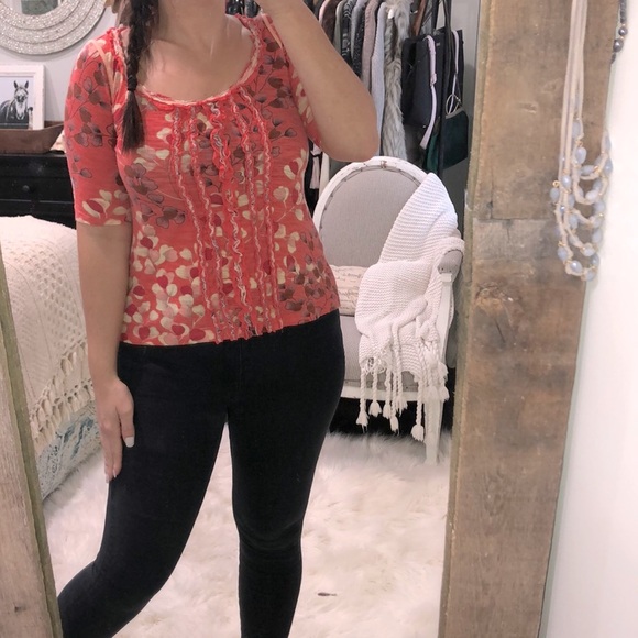 Francesca’s size medium red floral boho top - Picture 1 of 3